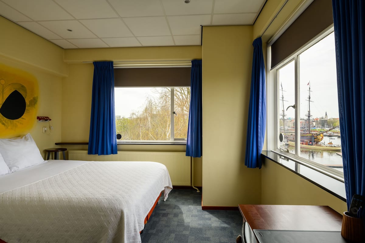خزنة داخل الغرفة ومكتب ومكواة/لوح كي وأسرّة أطفال/رضّع (مجانًا)