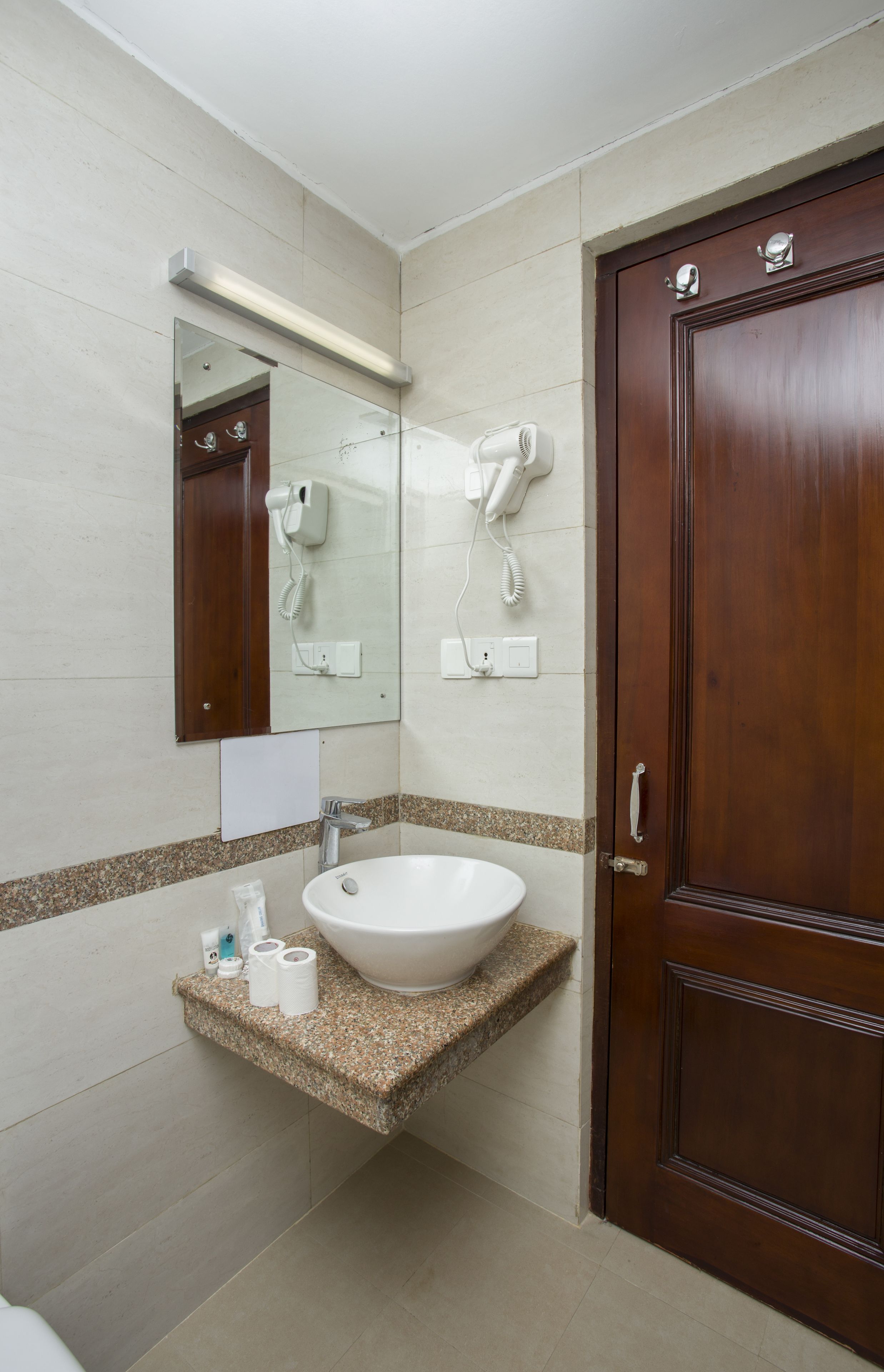 shower, rainfall showerhead, free toiletries, hair dryer