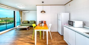 Duplex Apartment | Dapur kecil peribadi | Peti sejuk, ketuhar gelombang mikro, dapur, pembancuh kopi espreso