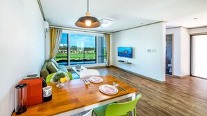 Two Bedroom House  | 거실 공간 | 평면 TV