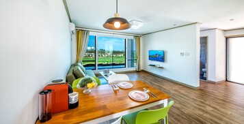 Two Bedroom House  | 起居区 | 平板电视