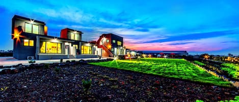 Bagian depan properti - sore/malam