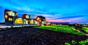 Fassade der Unterkunft – Abend/Nacht