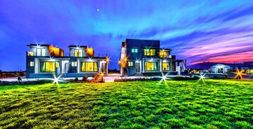 住宿正面 - 傍晚/夜晚