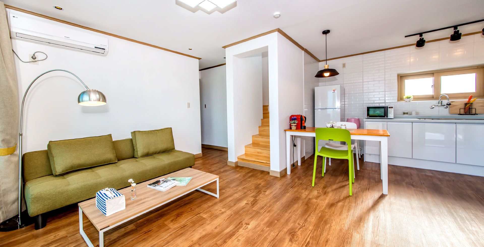 Un apartamento moderno con sala de estar, comedor y cocina.