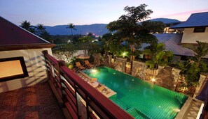 A rooftop pool with a view of mountains and a sunset. - Samui Sun Villa (Koh Samui)