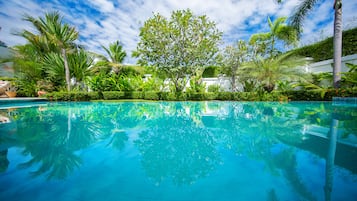 Kolam renang outdoor, dengan kursi berjemur