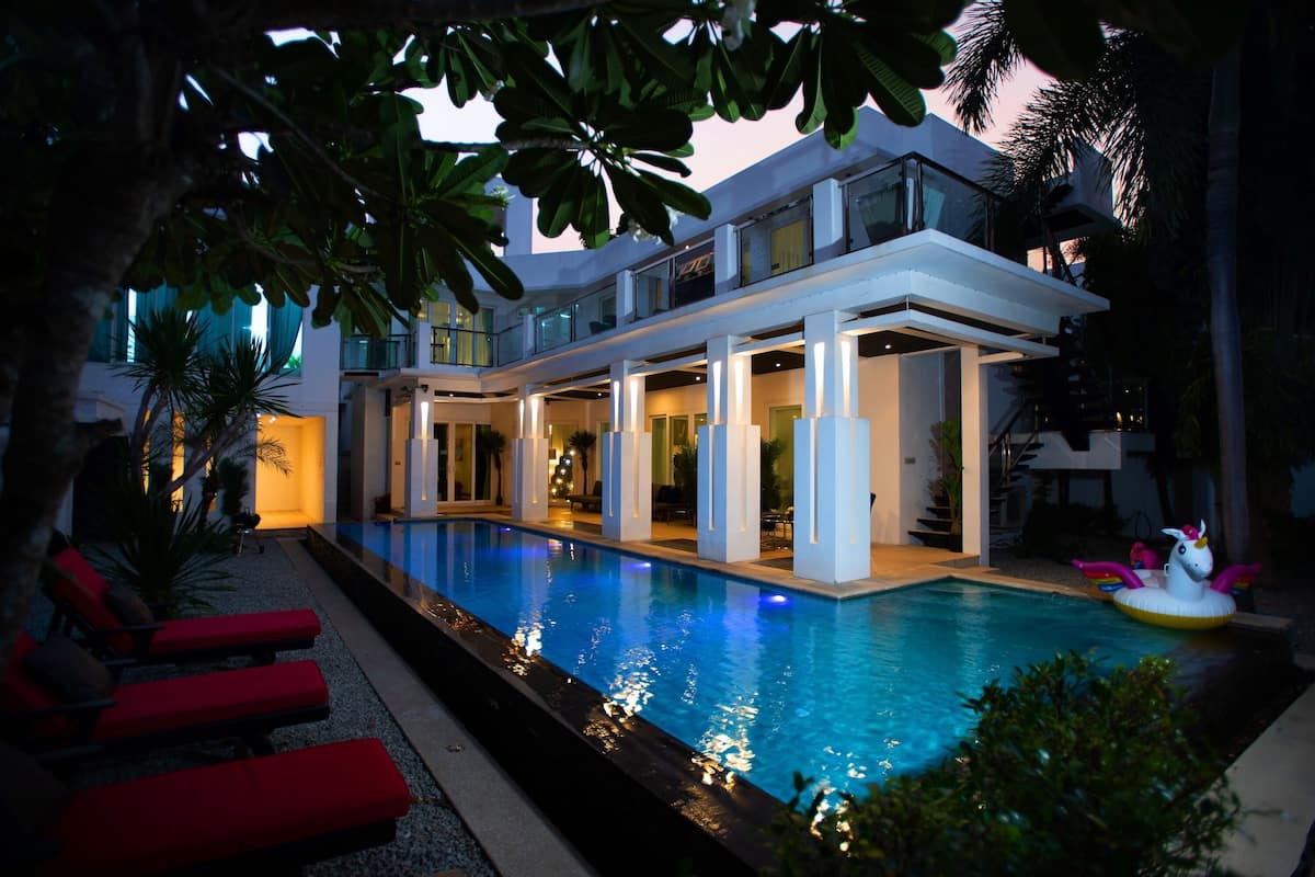 5-Bedroom Villa with Private Pool and Jacuzzi | 2 phòng ngủ, bộ đồ giường cao cấp, két bảo mật tại phòng