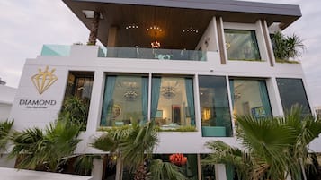 Premium bedding, in-room safe, individually decorated