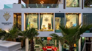Un edificio moderno con un cartel que dice "DIAMOND POOL VILLA PATTAYA".