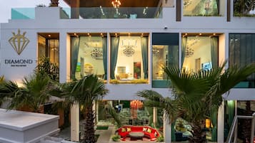 Premium bedding, in-room safe, individually decorated