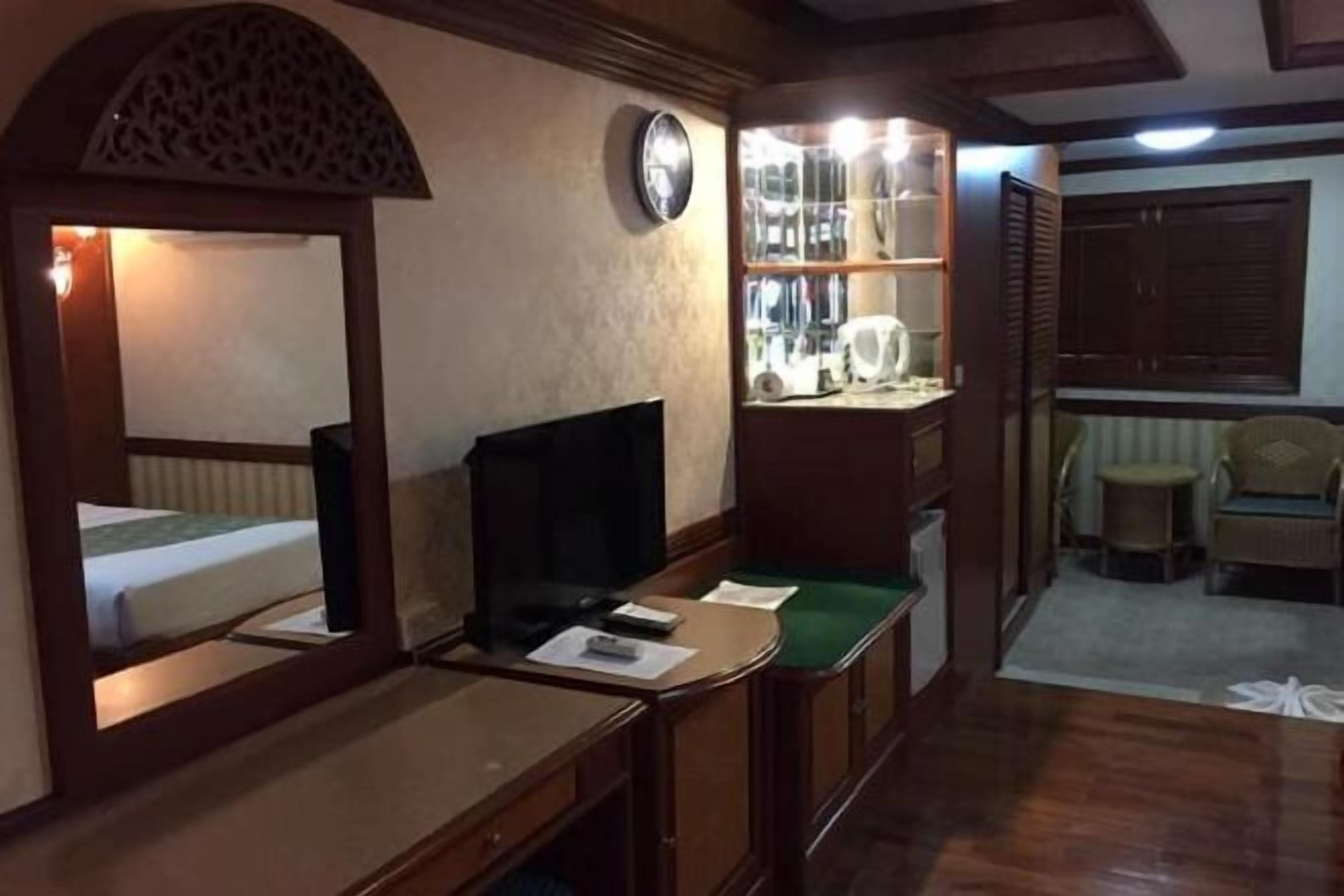 Escrivaninha, cortinas blackout, camas extras/dobráveis (sobretaxa)