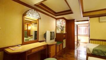 Escrivaninha, cortinas blackout, camas extras/dobráveis (sobretaxa)