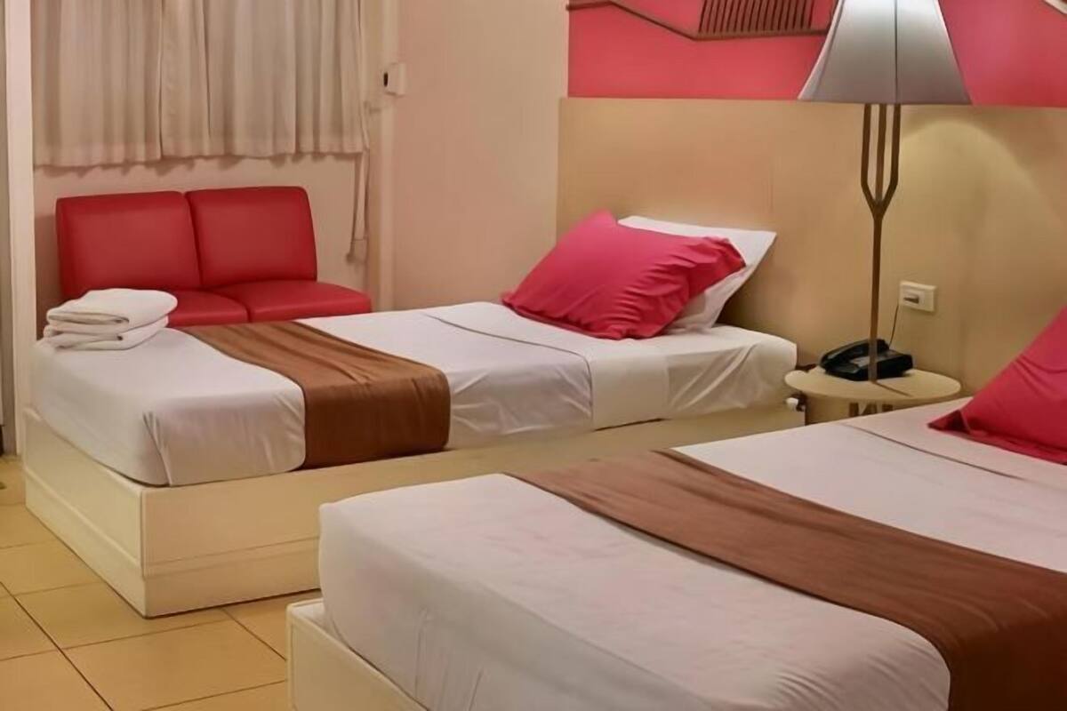 Escrivaninha, cortinas blackout, camas extras/dobráveis (sobretaxa)