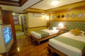 Desk, blackout drapes, rollaway beds, free WiFi - Highway Hotel (Chiang Mai)