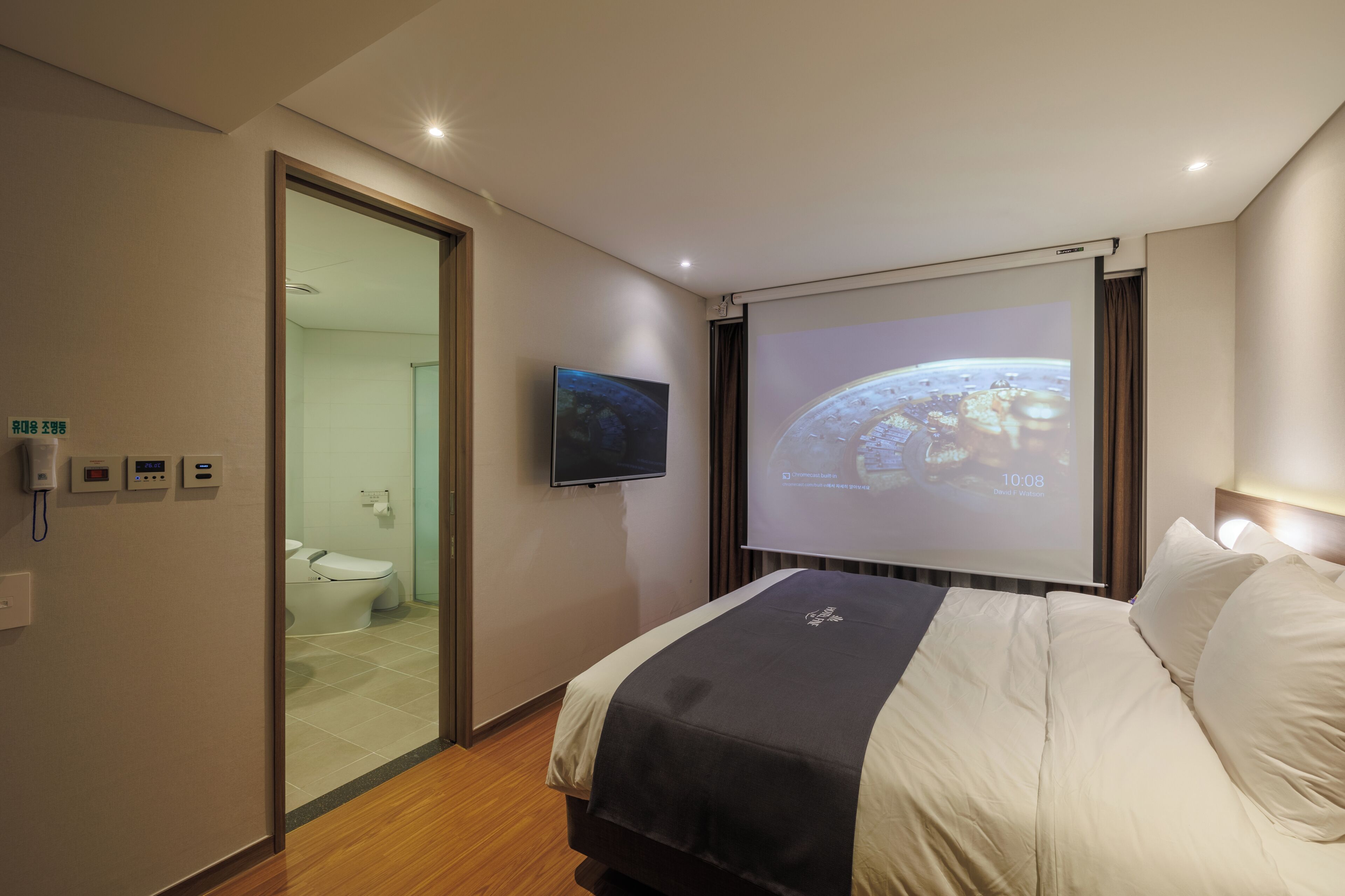 Deluxe Double Cinema Room | Caja de seguridad en la habitación, wifi gratis y ropa de cama 