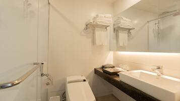 Ducha, secador de pelo, batas, bidet