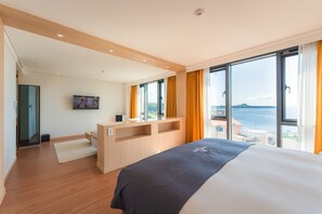 Fine Suite | Living area | 43-inch flat-screen TV with cable channels, TV, heated floors - Hotel Fine Jeju (Seogwipo)