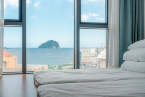 Fine Suite Oriental | Cofres nos quartos, Wi-Fi de cortesia, roupa de cama