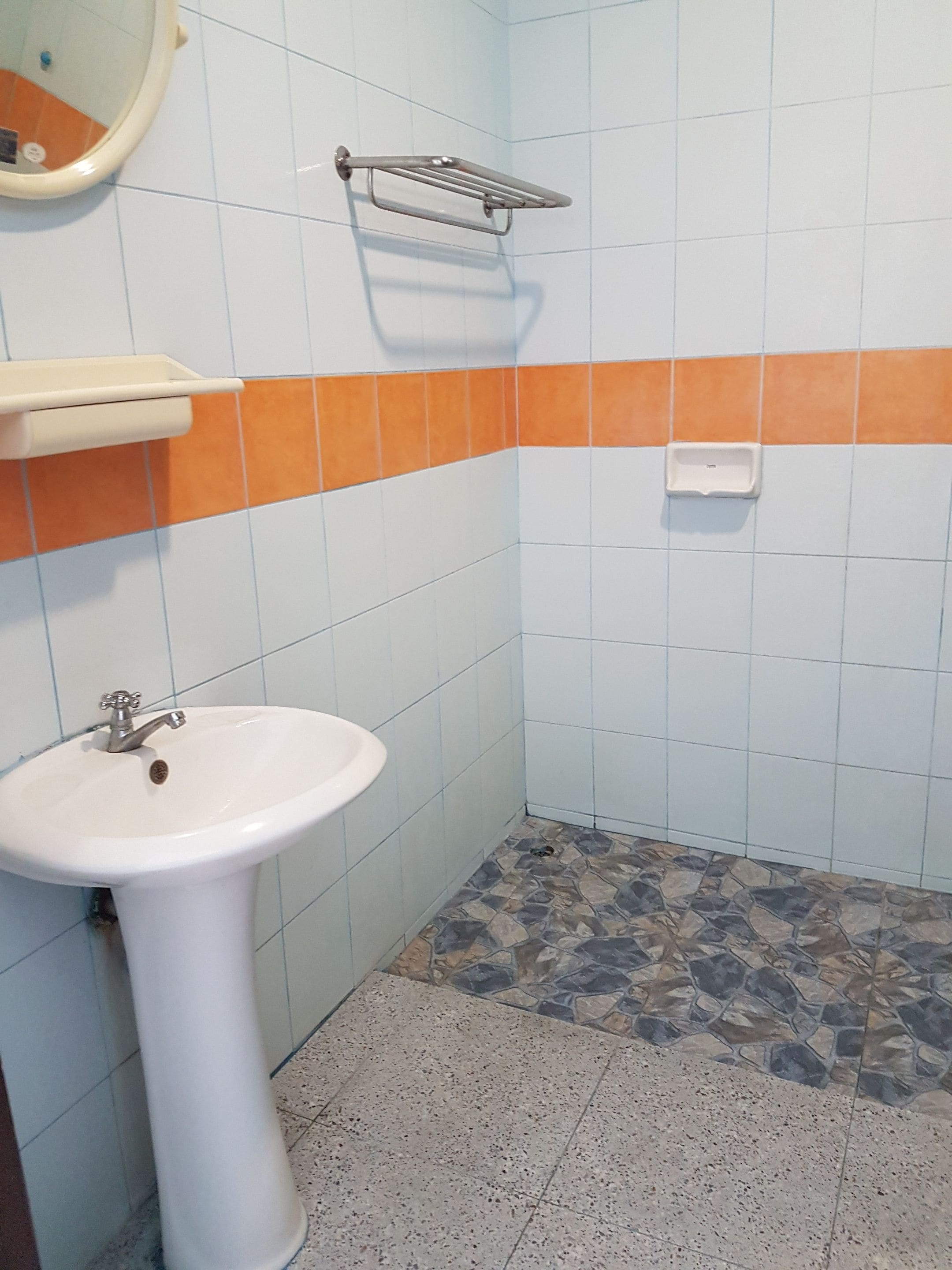 standard double room | bathroom | shower, free toiletries, towels