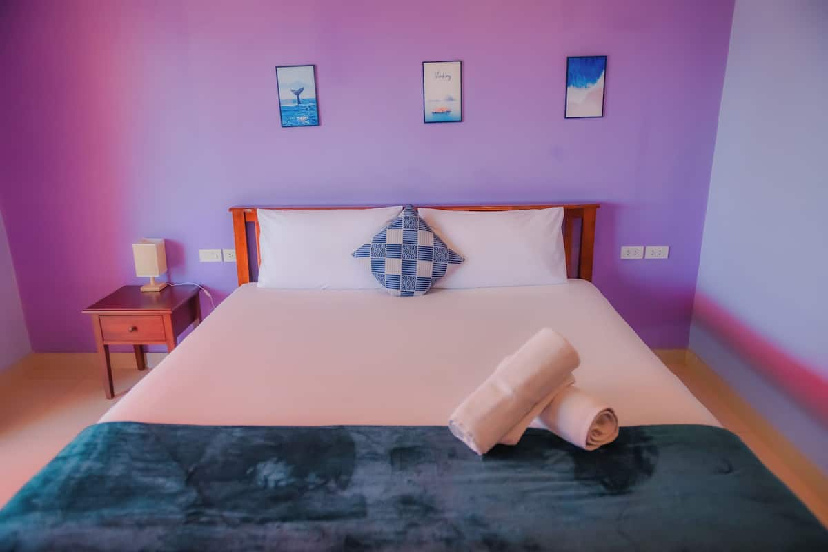 Minibar, brankas, meja kerja, dan Wi-Fi gratis