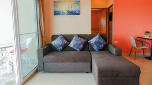ห้องสวีท, 2 ห้องนอน | บริเวณนั่งเล่น | ทีวีจอแบน