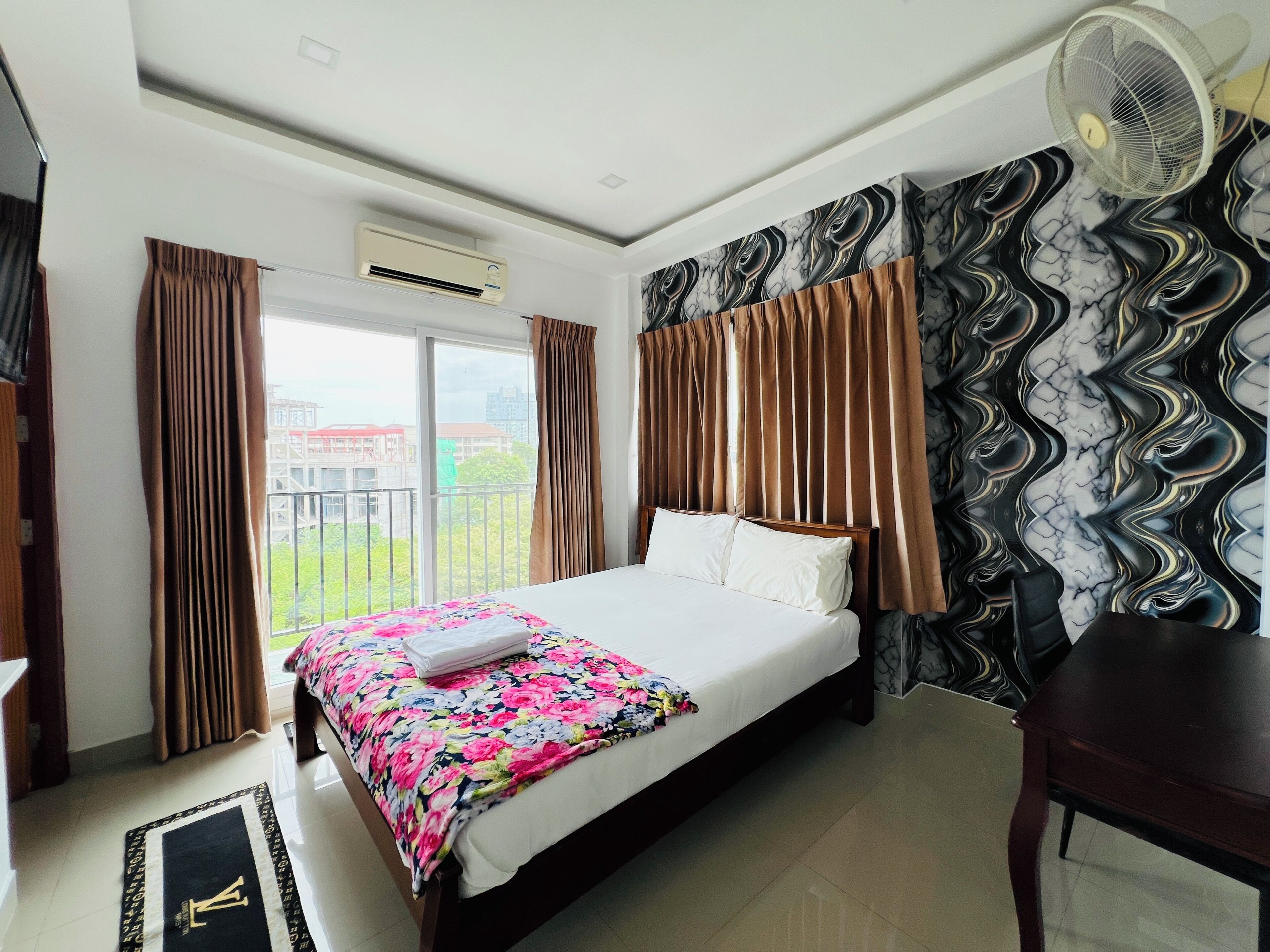 Minibar, in-room safe, desk, WiFi (free)
