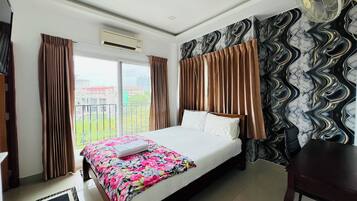 Minibar, in-room safe, desk, WiFi (free)
