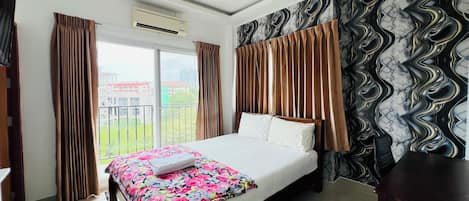 Minibar, in-room safe, desk, WiFi (free)