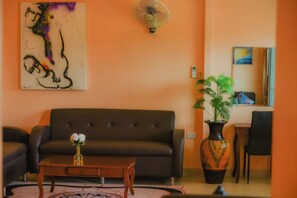 ห้องสวีท, 2 ห้องนอน | บริเวณนั่งเล่น | ทีวีจอแบน