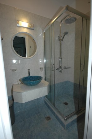 Shower, shower pijat air, pengering rambut, dan handuk