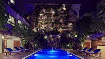 2 utendørsbassenger og solsenger