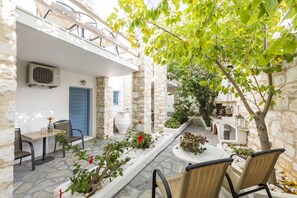 Standard Double Room with Courtyard | Terrace/patio - Alexandros Suites & Apartments (Paros)