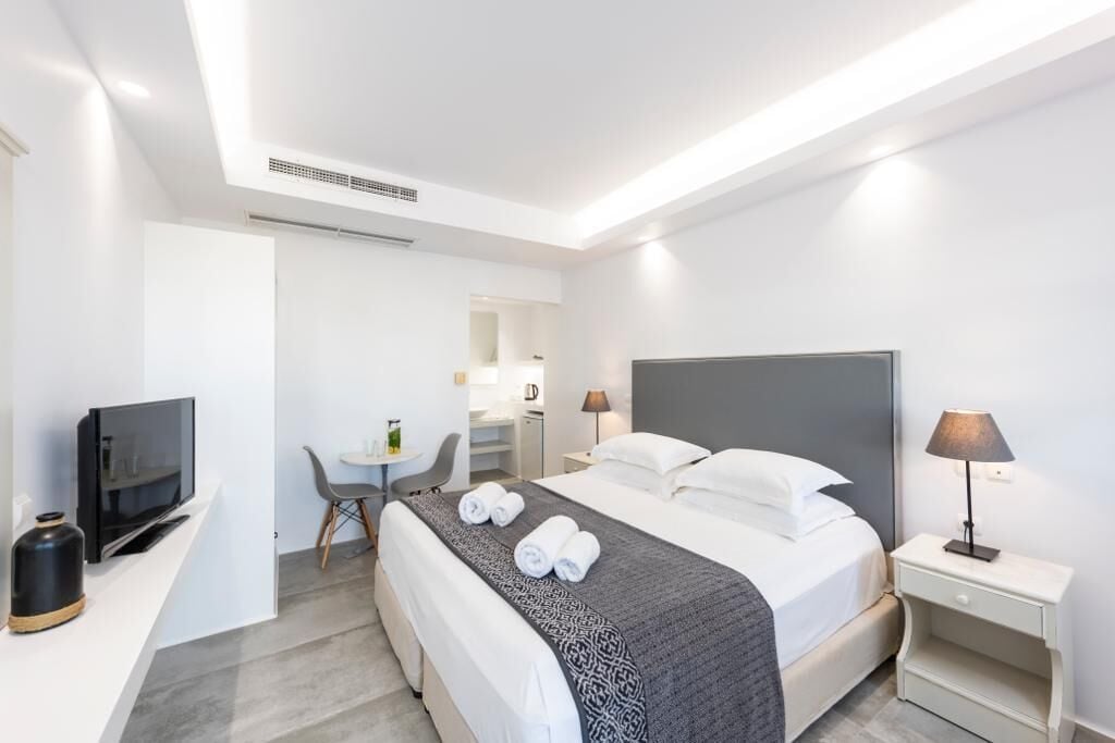 Habitación doble superior, vista al mar | Caja de seguridad en la habitación y tabla de planchar con plancha 