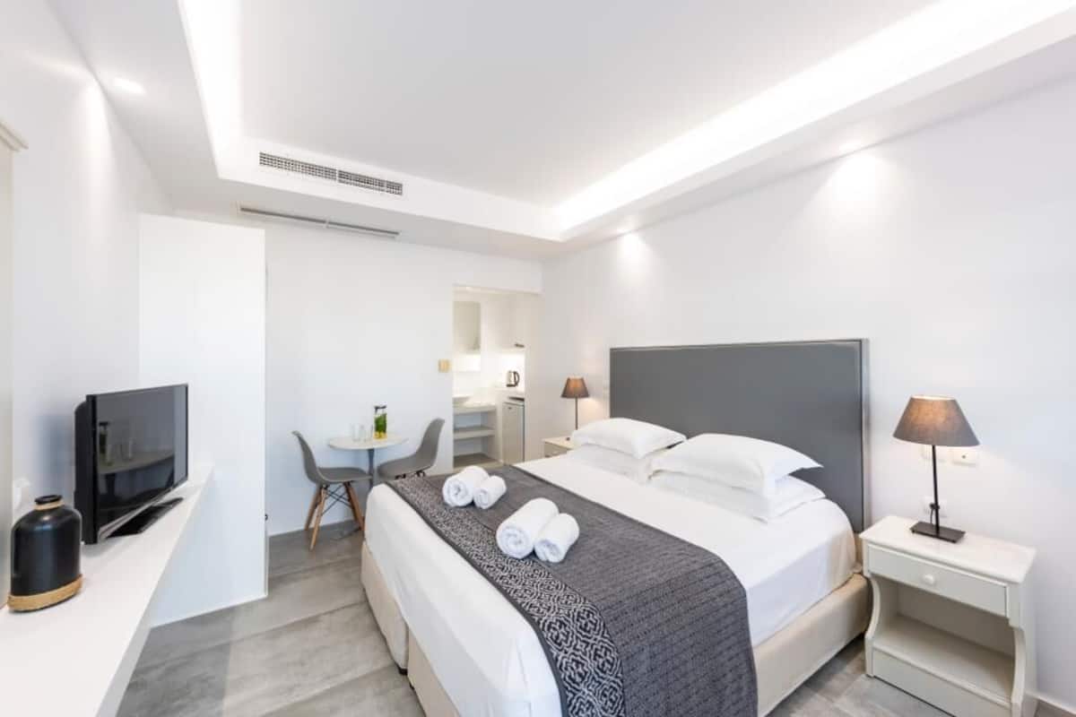 Superior Double with Sea View (Pool Level) | 1 bedroom, in-room safe, iron/ironing board, free WiFi