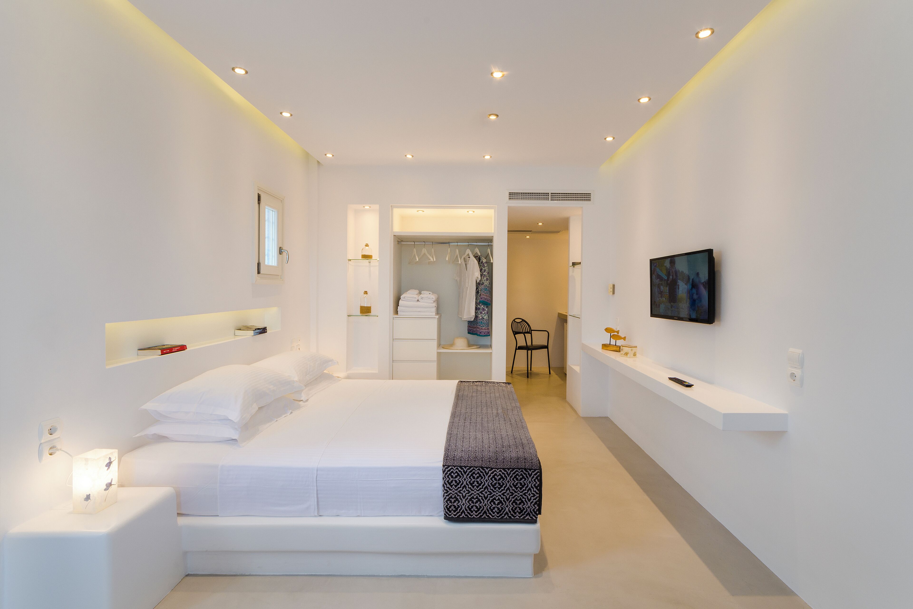 Habitación doble Deluxe, vista al mar | Caja de seguridad en la habitación y tabla de planchar con plancha 