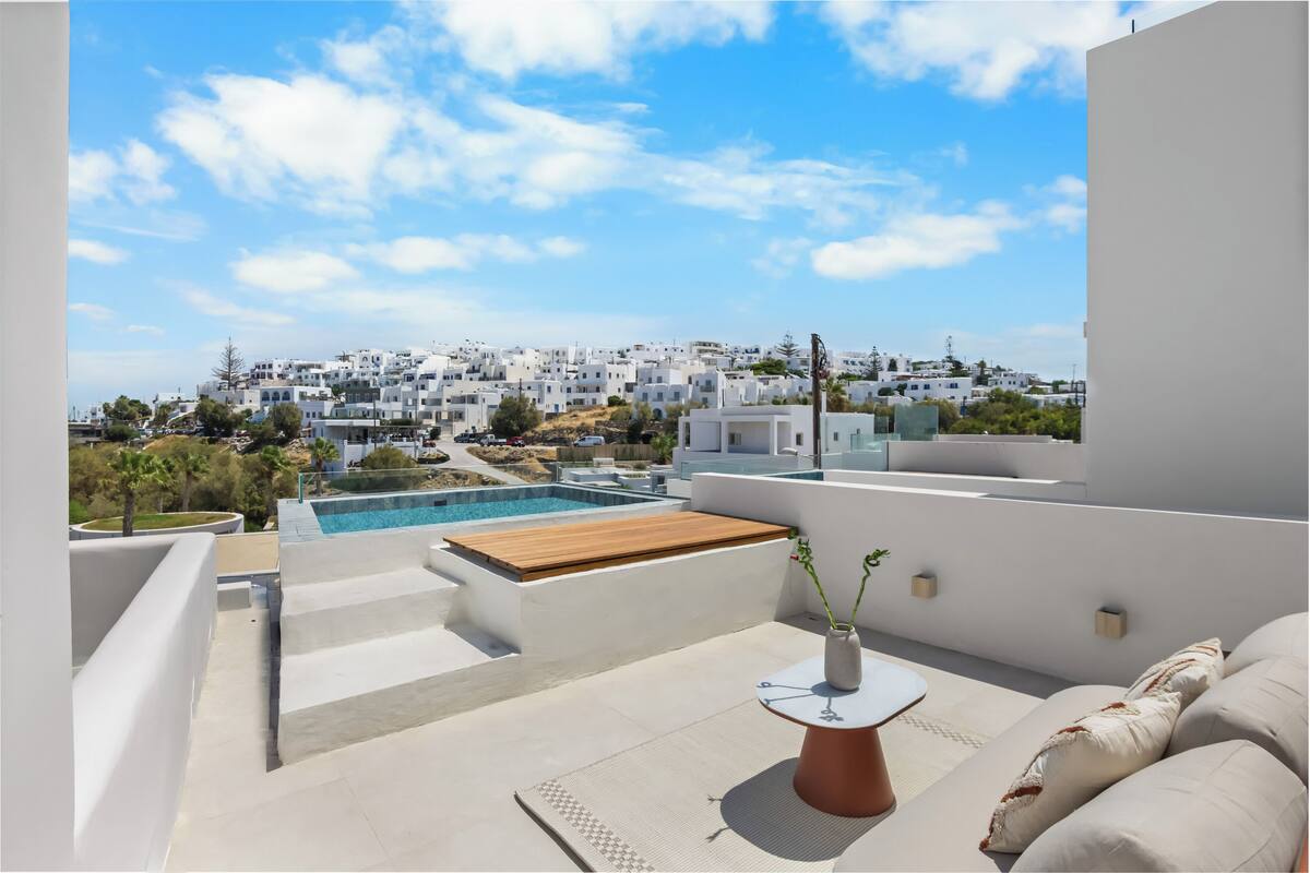 Suite clásica, vistas al mar | Caja fuerte, escritorio, tabla de planchar con plancha y wifi gratis