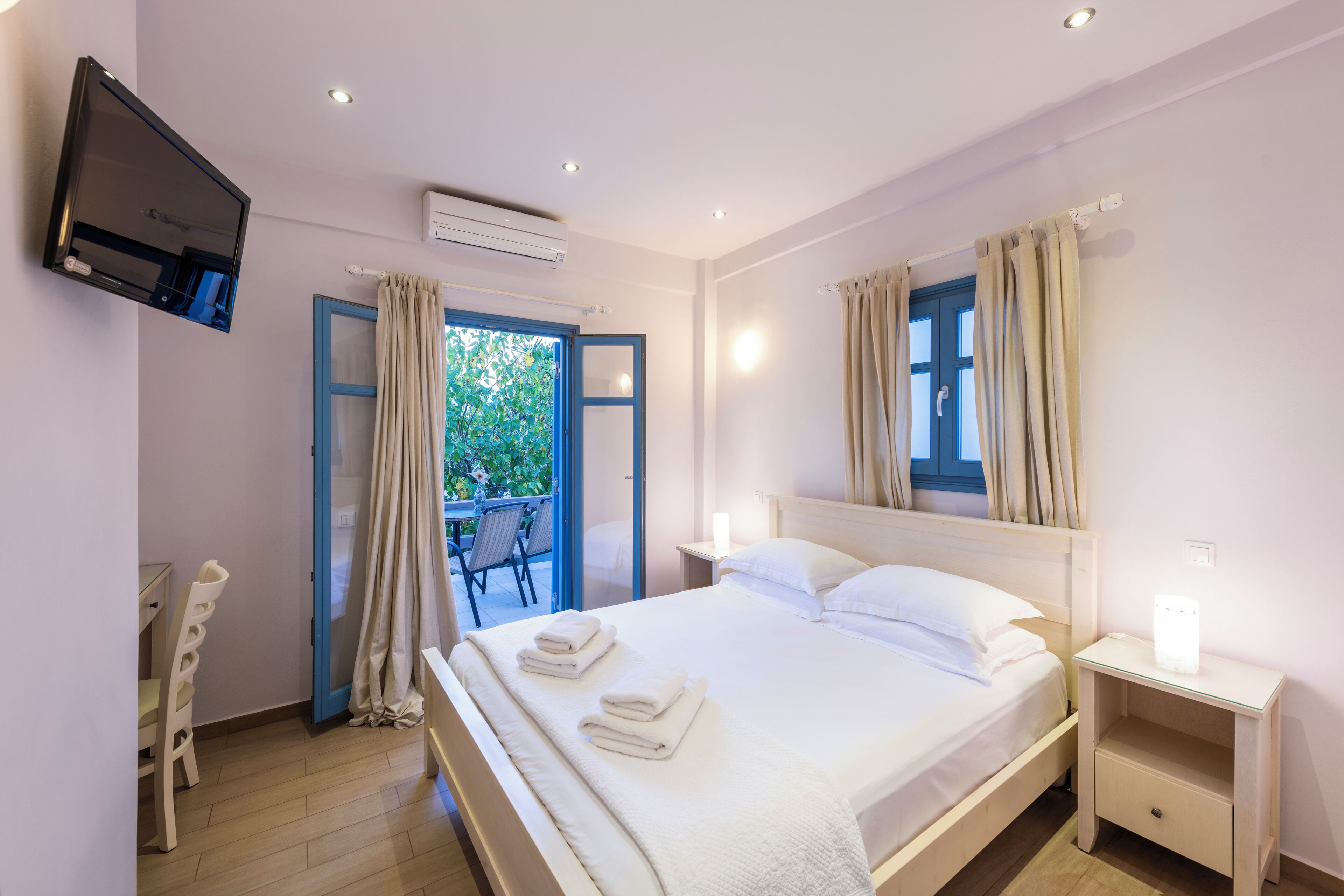 Caja de seguridad en la habitación y tabla de planchar con plancha 