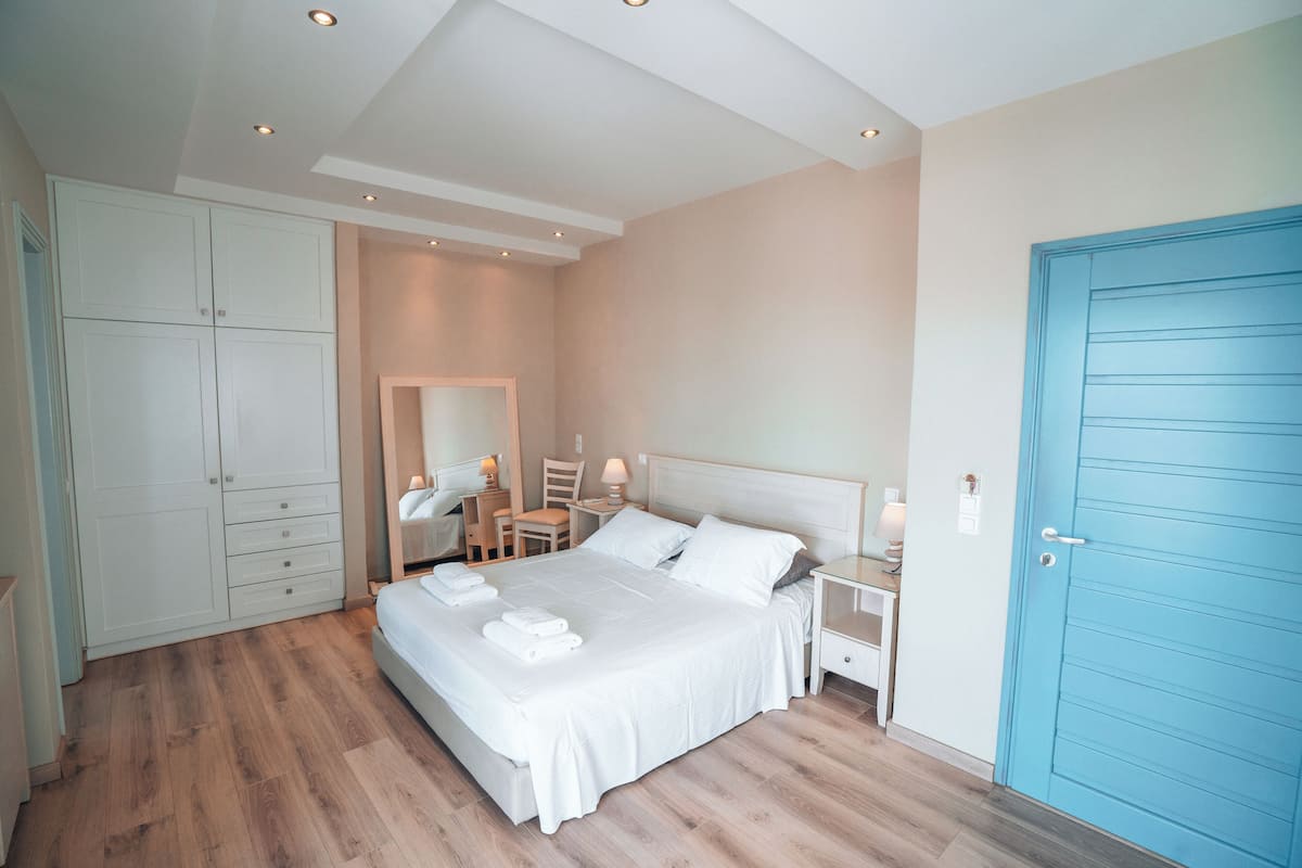 Superior Double Room with Street View | 1 bedroom, in-room safe, iron/ironing board, free WiFi