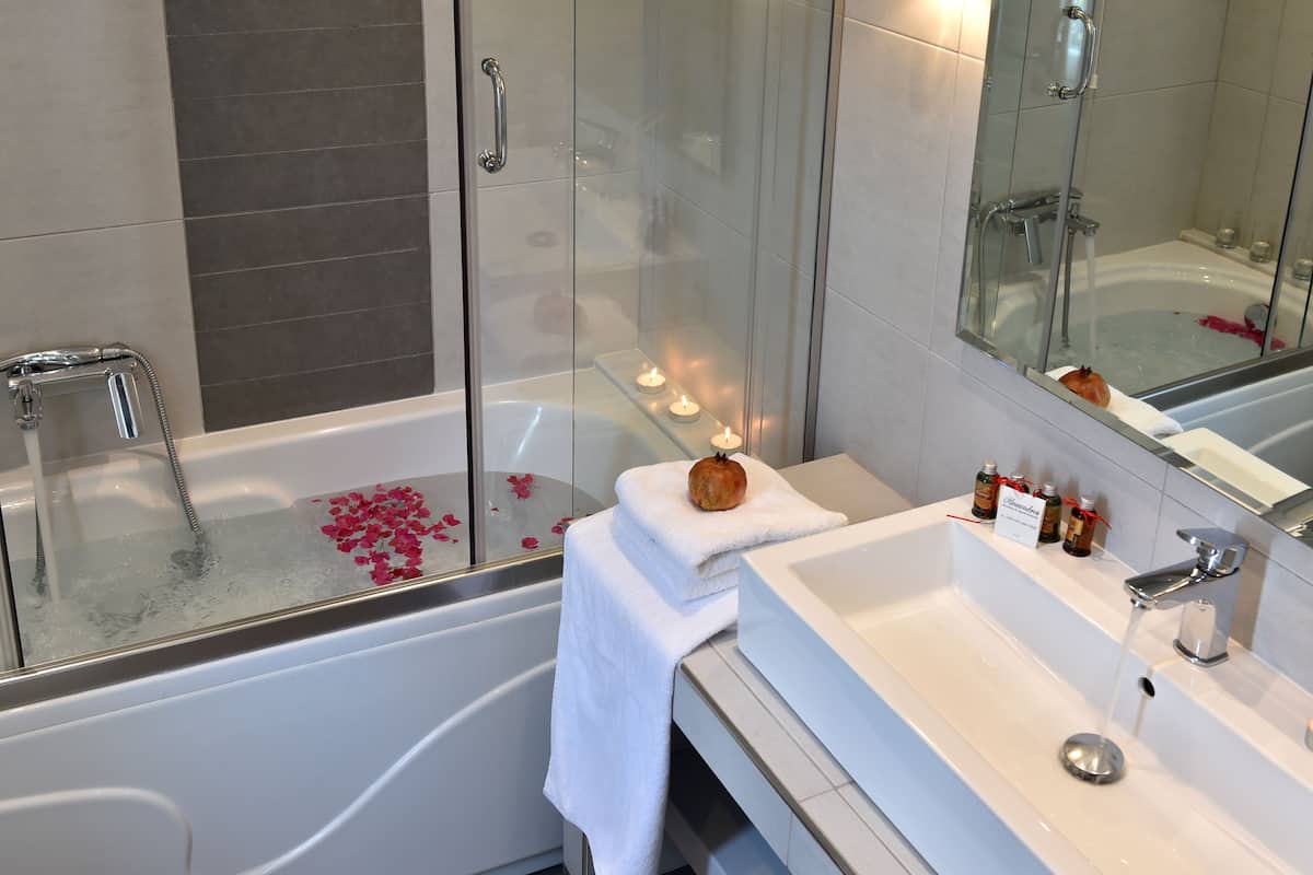 luxury double room, jetted tub, sea view | private spa tub
