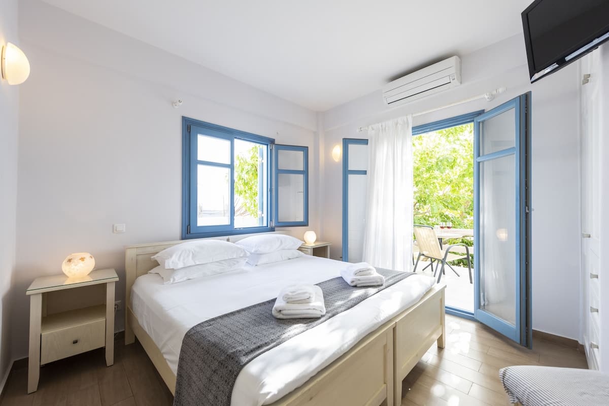 Standard Double Room with Courtyard | 1 bedroom, in-room safe, iron/ironing board, free WiFi