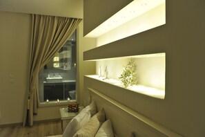 Suite junior | Caja de seguridad en la habitación y tabla de planchar con plancha