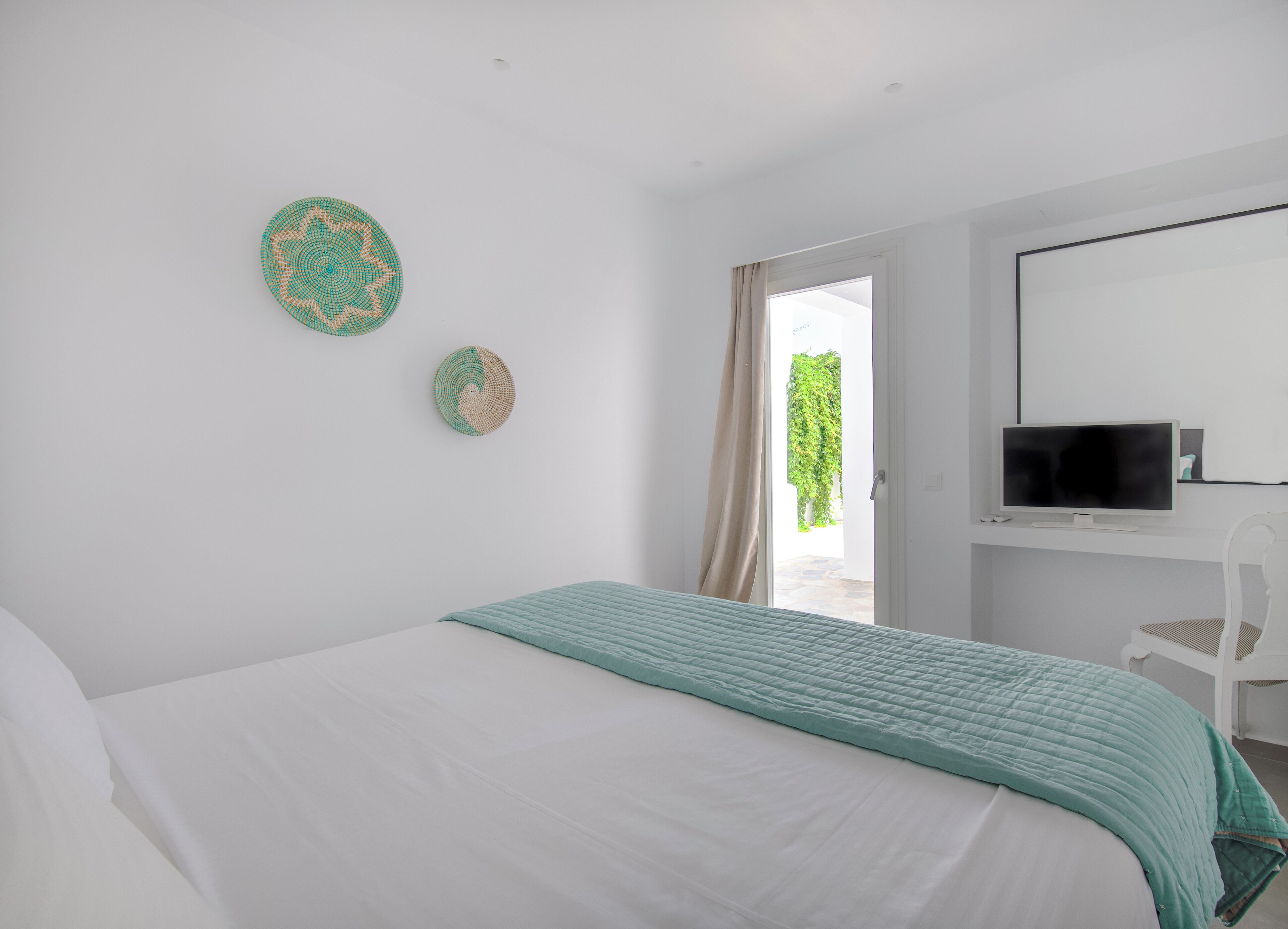 Habitación Confort, patio | Caja de seguridad en la habitación y tabla de planchar con plancha 