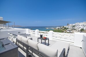 Deluxe Suite with Outdoor Hot Tub & Panoramic Sea View | 1 bedroom, in-room safe, iron/ironing board, free WiFi