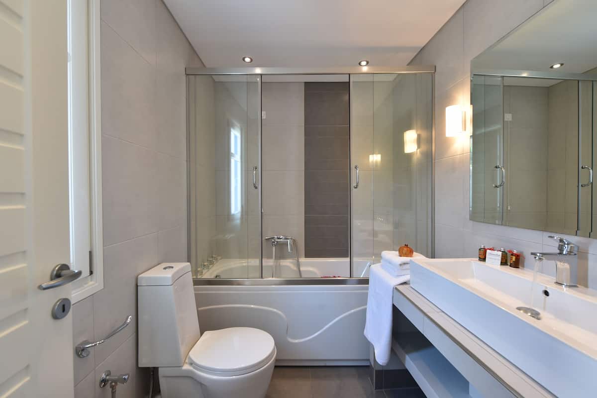 luxury double room, jetted tub, sea view | bathroom | free toiletries, hair dryer, slippers, soap