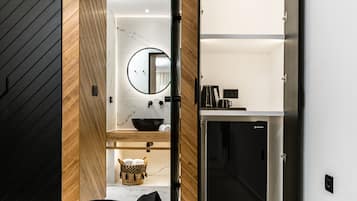 Deluxe suite 1 | In-room safe, blackout drapes, soundproofing, free WiFi