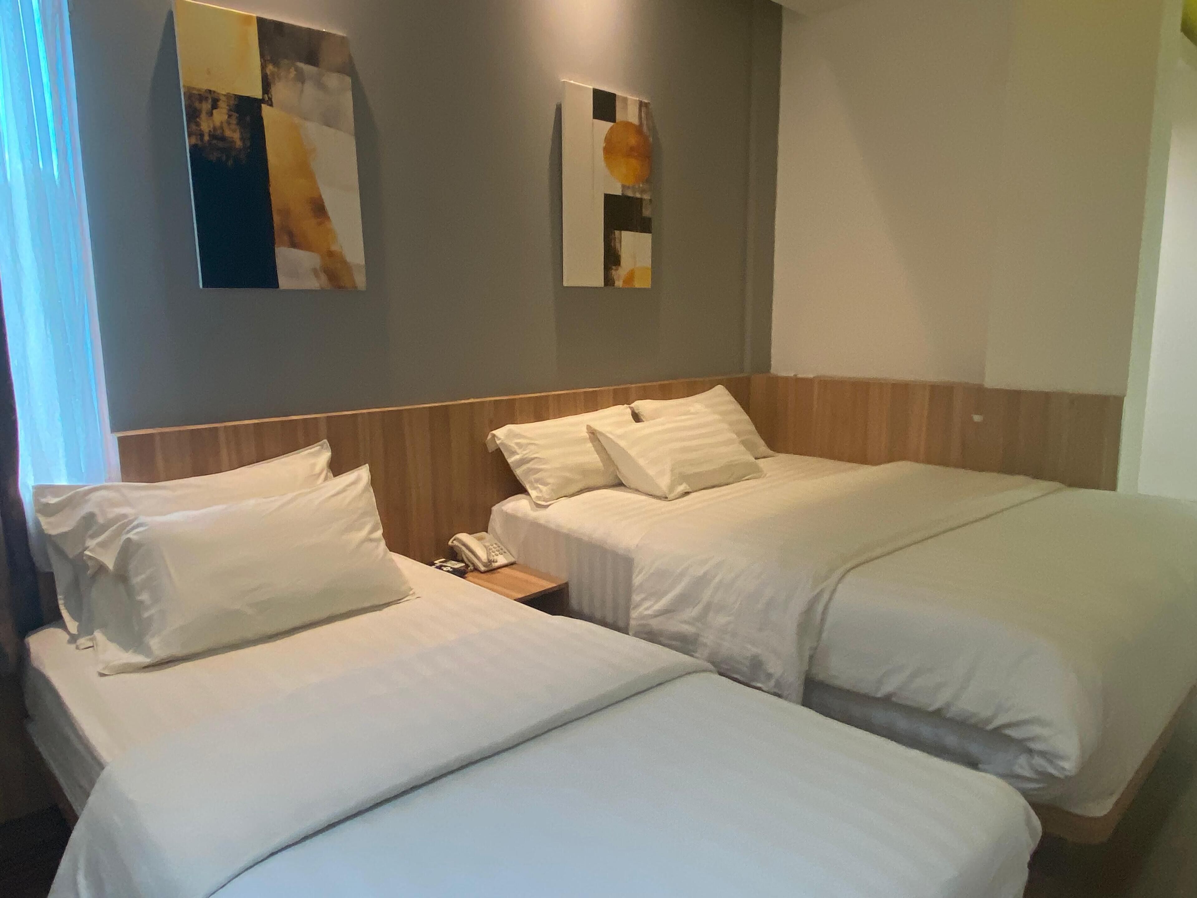 Grand Triple Room | In-room safe, desk, laptop workspace, blackout drapes