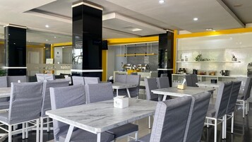 Breakfast, lunch, dinner served; international cuisine 