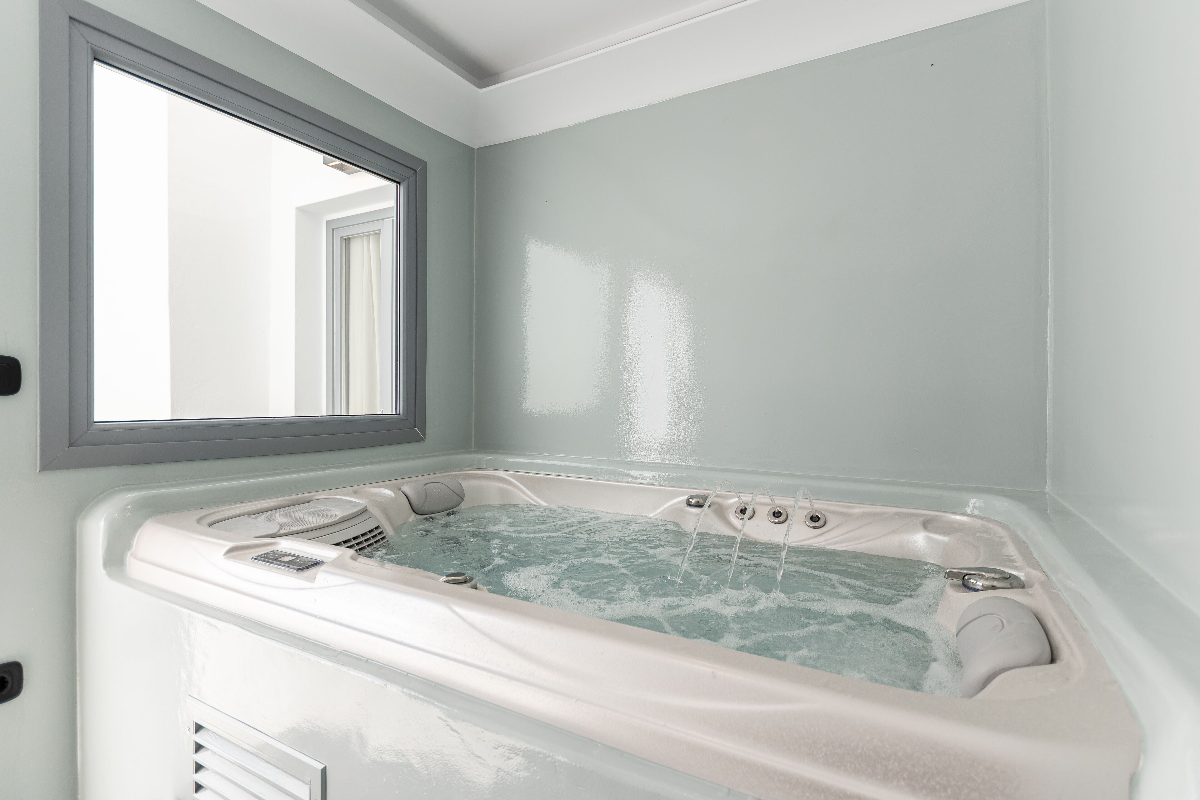 deluxe room, 1 queen bed, hot tub | terrace/patio