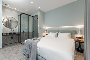 豪華客房, 1 張加大雙人床, 熱水浴缸 | 低過敏寢具、客房內保險箱、書桌、筆電工作空間